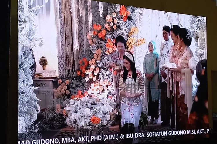 Gusti Kanjeng Bendara Raden Ayu (GKBRAy) Adipati Paku Alam X saat menyirami Erina Gudono di upacara adat siraman