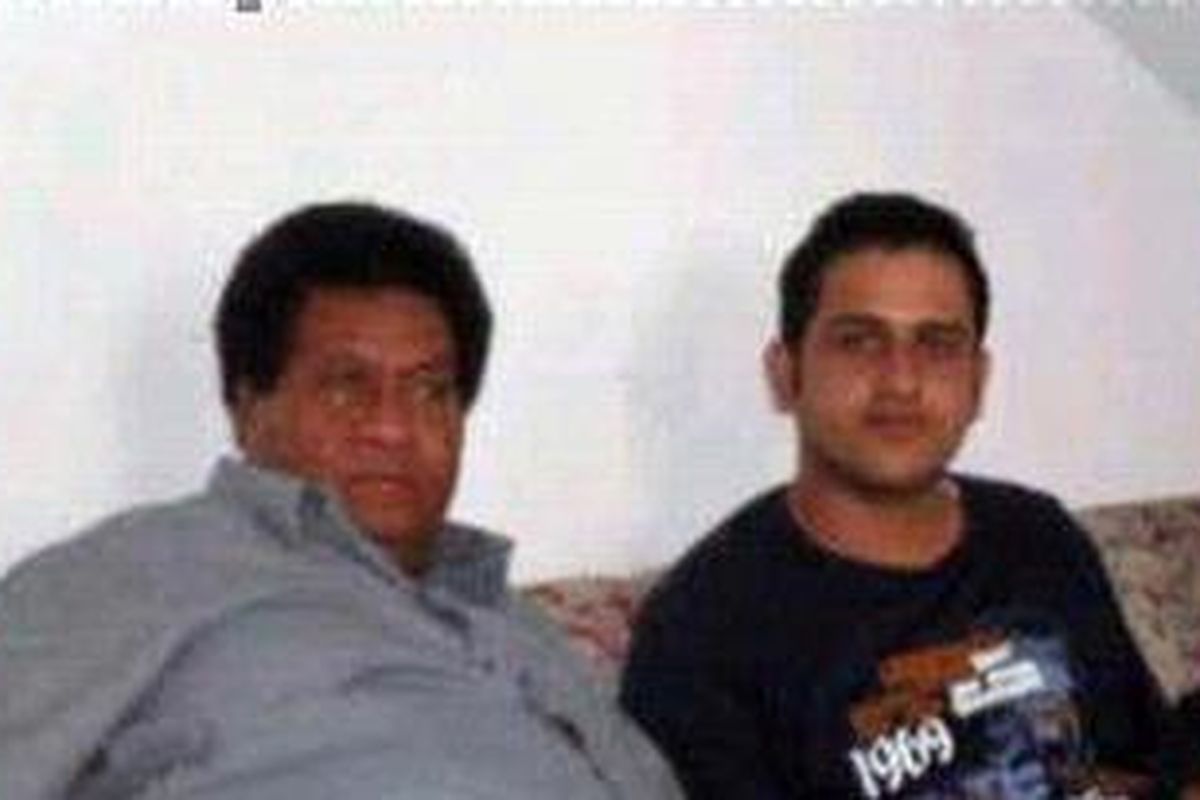 Tersangka kasus dugaan suap wisma atlet Sea Games Muhammad Nazaruddin (kanan) bersama Duta Besar Republik Indonesia untuk Kolombia Michael Manufandu (kiri) beberapa saat setelah Nazaruddin ditangkap di Cartagena, Kolombia, Minggu (7/8/2011).