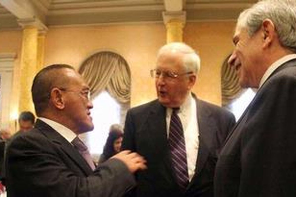 Ketua Umum Partai Golkar Aburizal Bakrie dan dua mantan Duta Besar AS untuk Indonesia Stapelton A Roy dan Paul Wolfowitz dalam Forum USINDO di Cosmos Club, Washington, AS
