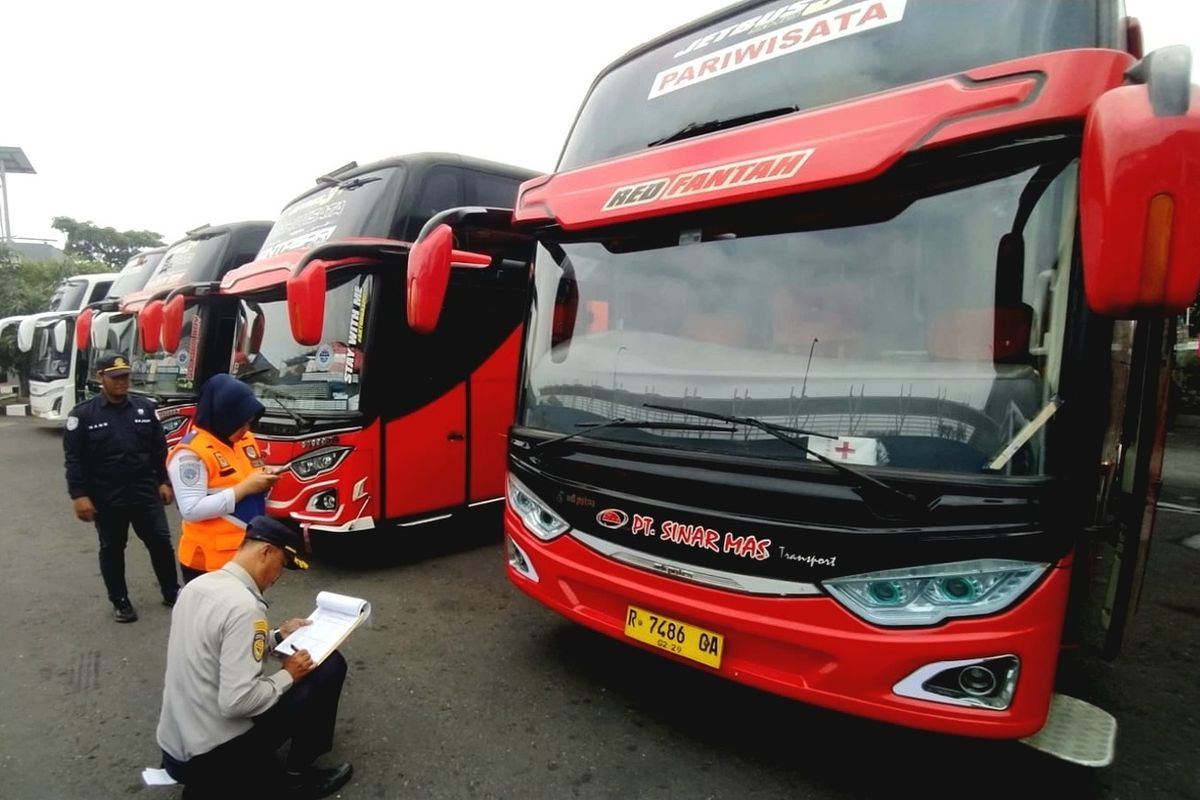 Pelaksanaan Pemeriksaan Kelayakan Kendaraan (Rampcek) 36 unit bus pariwisata yang akan di kirim ke Ibu Kota Nusantara (IKN) di Terminal Tipe A Tirtonadi Kota Solo, Jawa Tengah, pada Kamis (1/8/2024).