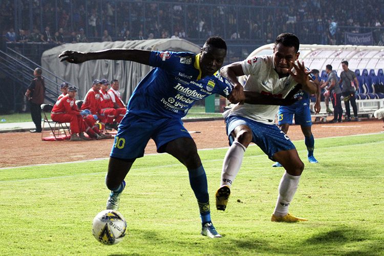 Penyerang Persib Bandung, Ezechiel NDouassel, mengamankan bola dari sergapan pemain belakang PSIS Semarang, saat kedua tim bertemu pada pekan ke-27 Liga 1 2019, Rabu (6/11/2019). 