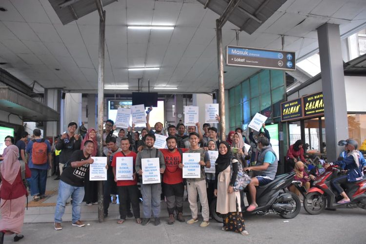 Aksi anak-anak muda Sekolah Relawan menggencarkan kampanye hidup sehat menangkal virus corona di Stasiun Depok Baru, Selasa (3/3/2020).