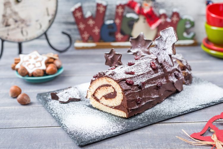 Un ejemplo de un pastel de leña navideño en forma de palo de madera. 