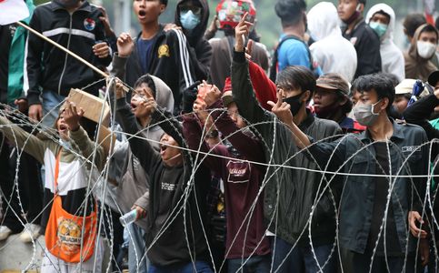  Indonesian Police Arrest 8 KAMI Activists for Role in Jobs Protests 