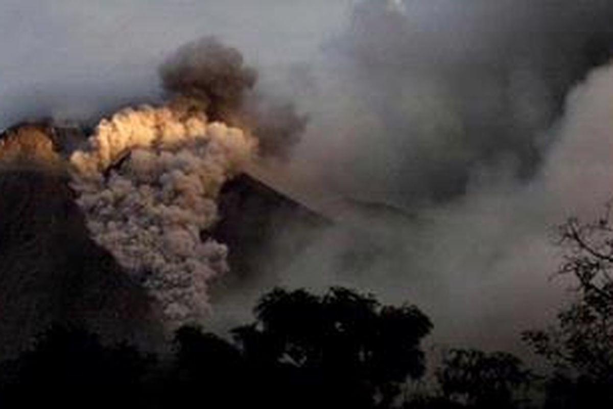 Gunung Merapi kembali mengeluarkan awan panas terlihat dari Dusun Gondang, Desa Balerante, Kecamatan Kemalang, Klaten, Jawa Tengah, Selasa (2/11/2010). Aktivitas Gunung Merapi yang terus meningkat dengan tanda-tanda mengeluarkan awan panas dan guguran lava sehingga masih membahayakan dan tetap pada status awas. 