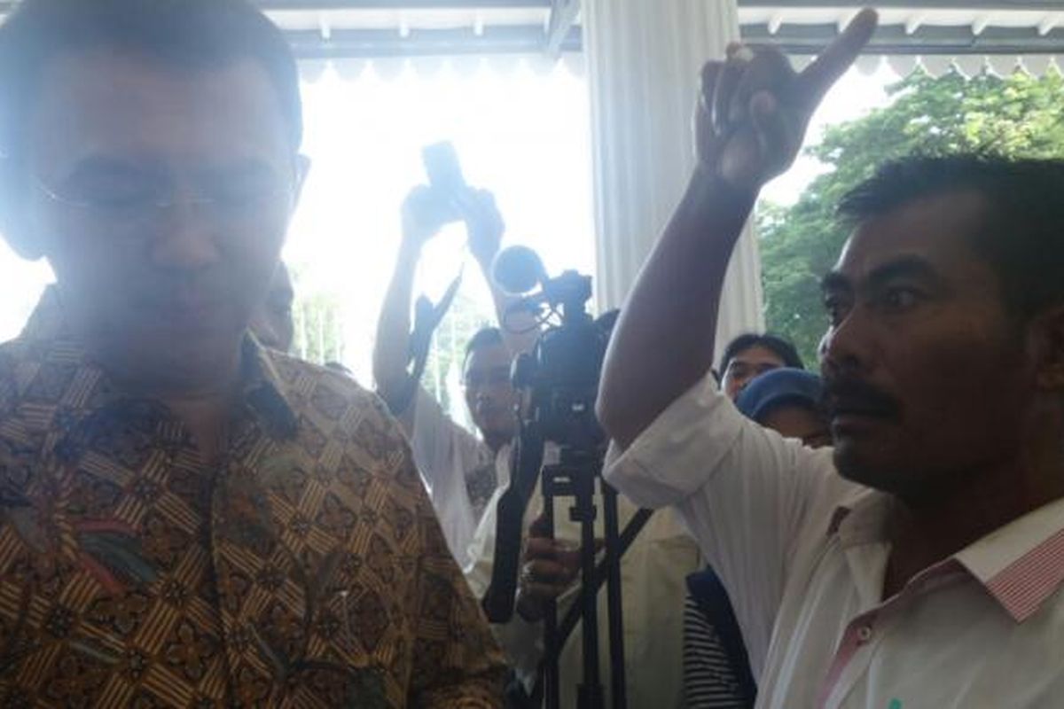 Gubernur DKI Jakarta Basuki Tjahaja Purnama melayani aduan warga, Sadian, di Balai Kota DKI Jakarta, Kamis (2/3/2017). 