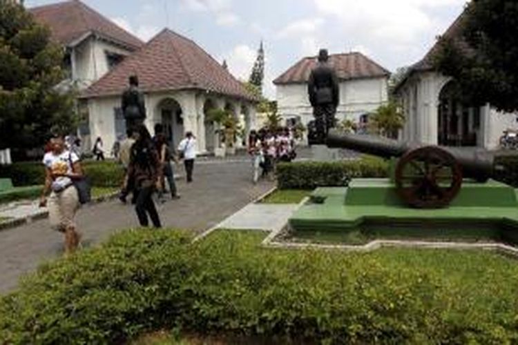 Pengunjung datang ke Museum Benteng Vredeburg, Yogyakarta, Daerah Istimewa Yogyakarta, Selasa (19/4/2011). Untuk masuk dan menikmati wisata sejarah di museum ini, pengunjung hanya perlu merogoh kocek Rp 2.000 per orang. 