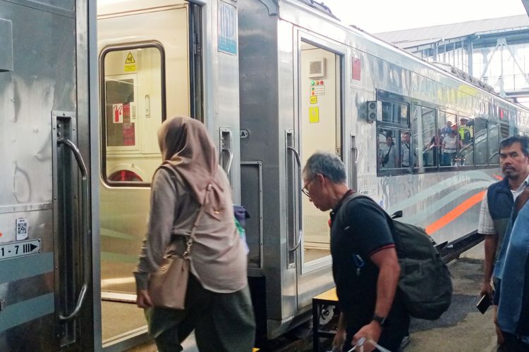 Stasiun Malang Ramai Penumpang Saat Libur Nataru 2024