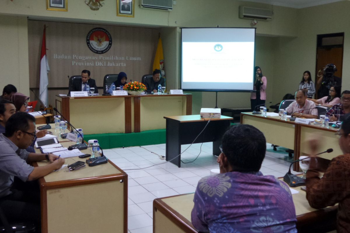 Suasana musyawarah penyelesaian sengketa Pilkada DKI Jakarta di kantor Bawaslu DKI Jakarta, Senin (20/3/2017).