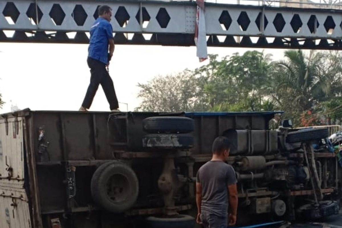 Kemudi Rusak, Truk Terguling di Jalan Jenderal Basuki Rahmat, Kampung Melayu, Jakarta Timur, Rabu (28/8/2019).