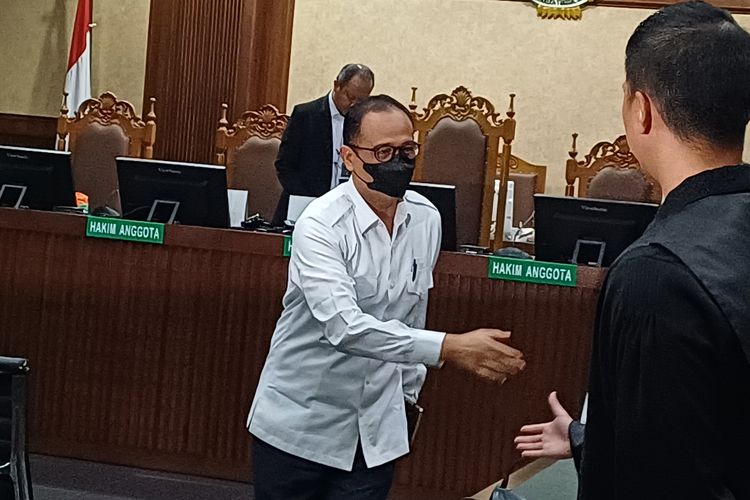 Majelis Hakim Pengadilan Tindak Pidana Korupsi (Tipikor) Jakarta Pusat menyebut, pengabdian Rafael Alun Trisambodo sebagai pegawai negeri sipil (PNS) selama lebih dari 30 tahun menjadi pertimbangan meringankan dalam menjatuhkan putusan, Senin (8/1/2024).