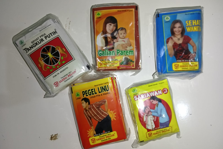 Beberapa jamu serbuk racikan yang telah memiliki nomor izin edar dari BPOM yang dijual di Pasar Jamu Nguter Sukoharjo. Foto diambil pada Senin (11/10/2022).
