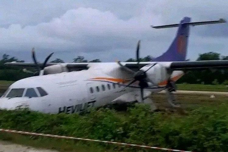 Pesawat ATR 42-500 yang dioperasikan Hevilift keluar dari landasan pacu di Papua Nugini, 15 Januari 2026.