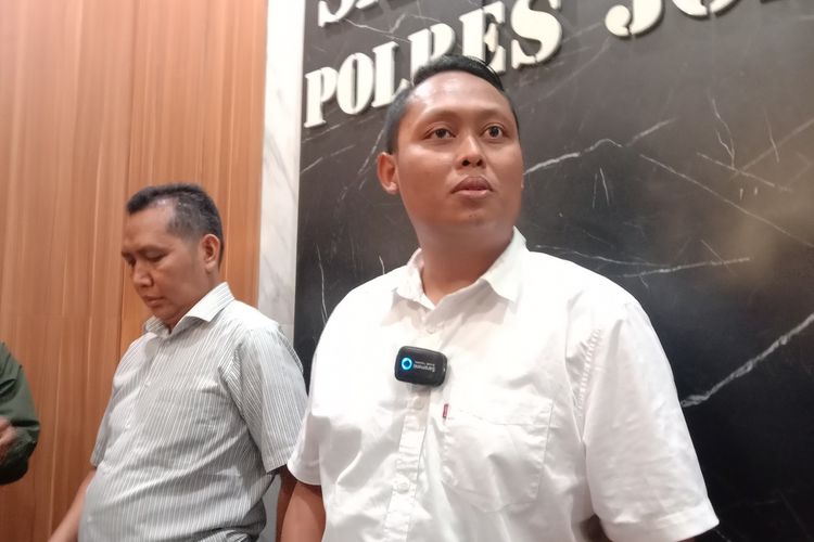 Kasat Reskrim Polres Jombang AKP Aldo Febrianto, menyampaikan perkembangan penanganan penemuan potongan tubuh manusia yang diduga korban mutilasi, di Mapolres Jombang, Jawa Timur, Senin (7/8/2023)