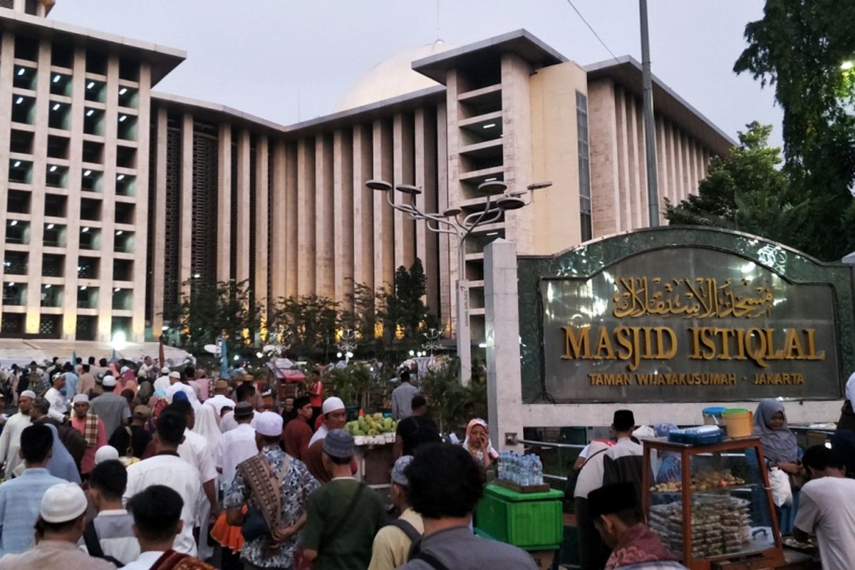 Warga yang hendak menunaikan Shalat Idul Fitri 1439 H mulai memadati Masjid Istiqlal, Jakarta Pusat, Jumat (15/6/2018).