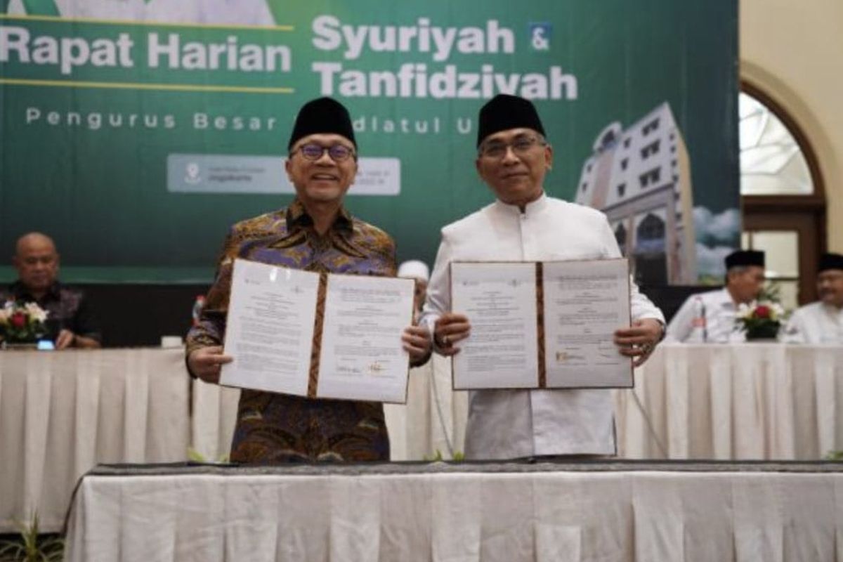 Menteri Perdagangan (Mendag) Zulkifli Hasan bersama Ketua Umum Pengurus Besar Nahdlatul Ulama (PBNU) Yahya Cholil Staquf menandatangani nota kesepahaman di Hotel Melia Purosani, Yogyakarta, pada Kamis, (11/8/2022). 