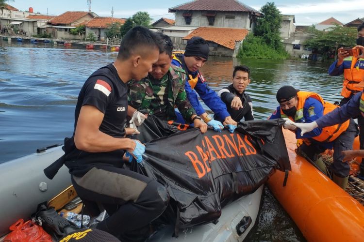 Tim SAR gabungan yang berhasil mengevakuasi jenazah pemuda tenggelam di Danau Batusari, Batuceper, Kota Tangerang, Kamis (3/3/2022) pagi.