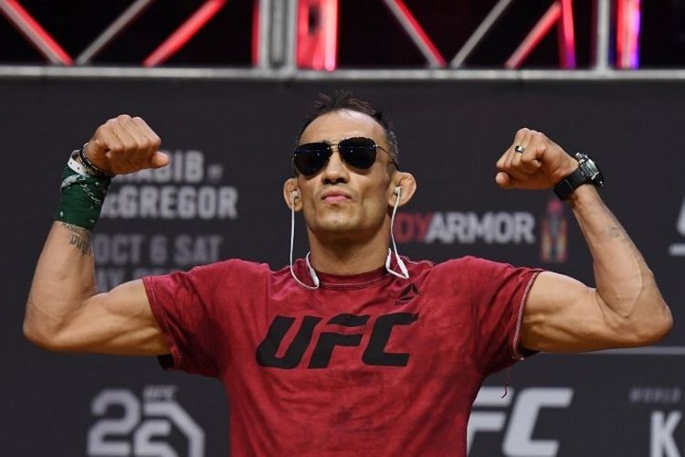 Tony Ferguson saat melakoni sesi timbang badan sebelum bertarung pada UFC 229 menghadapi Anthony Pettis di T-Mobile Arena, 5 Oktober 2018.