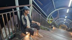 Kala Lansia Tertatih dan Kesakitan Menapaki Tangga JPO Lenteng Agung karena Lift Rusak