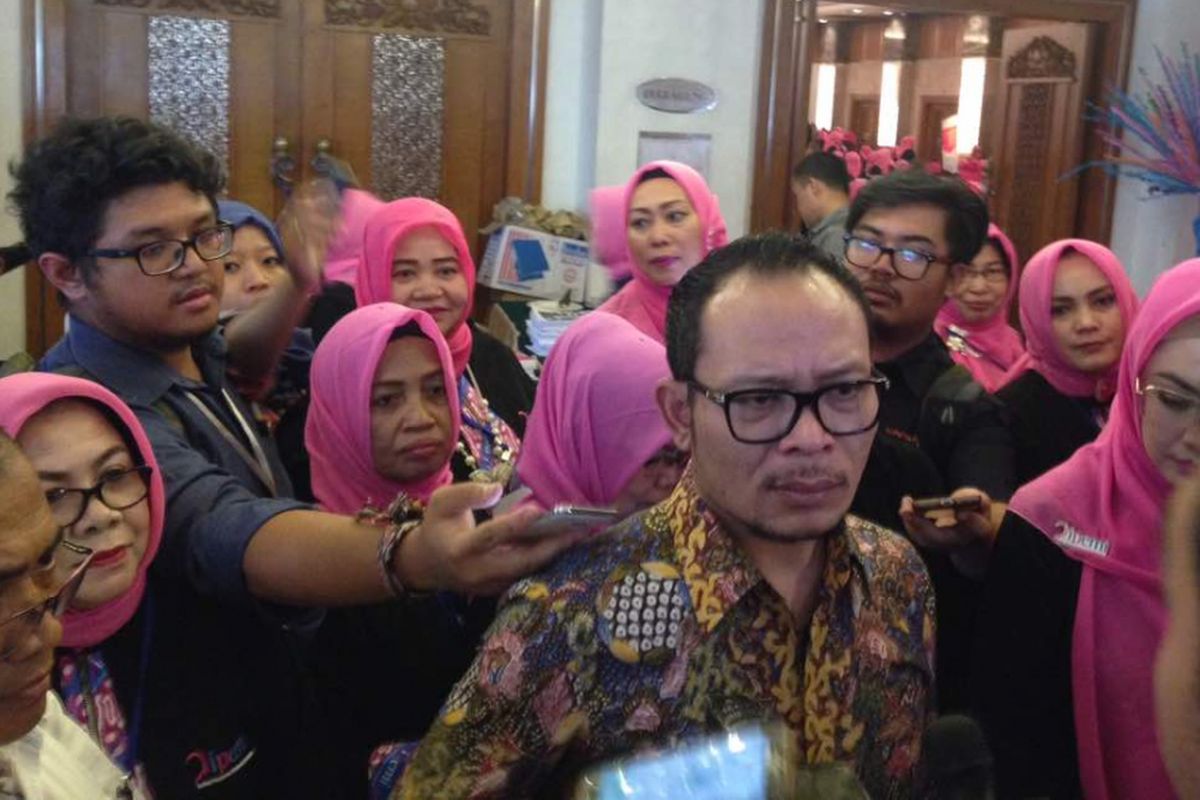 Menaker Hanif Dhakiri dalam pembukaan Rapat Kerja Nasional Ikatan Pengusaha Muslimah Indonesia (IPEMI) di Hotel Grand Sahid Jaya Jakarta, Senin (15/5/2017)