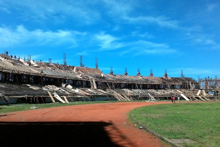 Stadion bertaraf internasional di Kelurahan Barombong, Kecamatan Tamalate, Kota Makassar yang ambruk, Sabtu (2/12/2017).