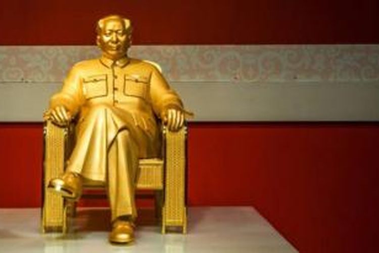 Patung emas pemimpin revolusi komunis China, Mao Zedong, adalah salah satu benda mahal yang disita dari kediaman Letnan Jenderal Gu Jushan, yang dinyatakan terbukti melakukan korupsi.