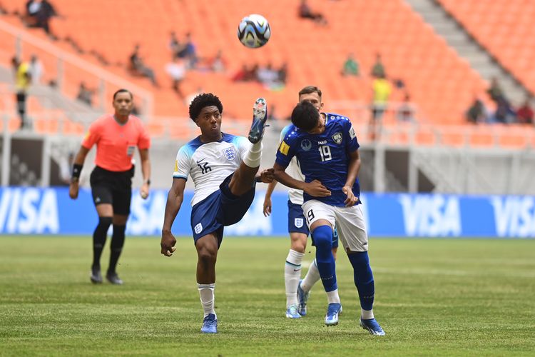 Pesepak bola Timnas Uzbekistan Sherzodbek Abdulboriev (kanan) berebut bola dengan pesepak bola Timnas Inggris Myles Lewis-Skelly pada laga babak 16 besar Piala Dunia U-17 2023 di Jakarta International Stadium, Jakarta, Rabu (22/11/2023). ANTARA FOTO/Akbar Nugroho Gumay/aww.