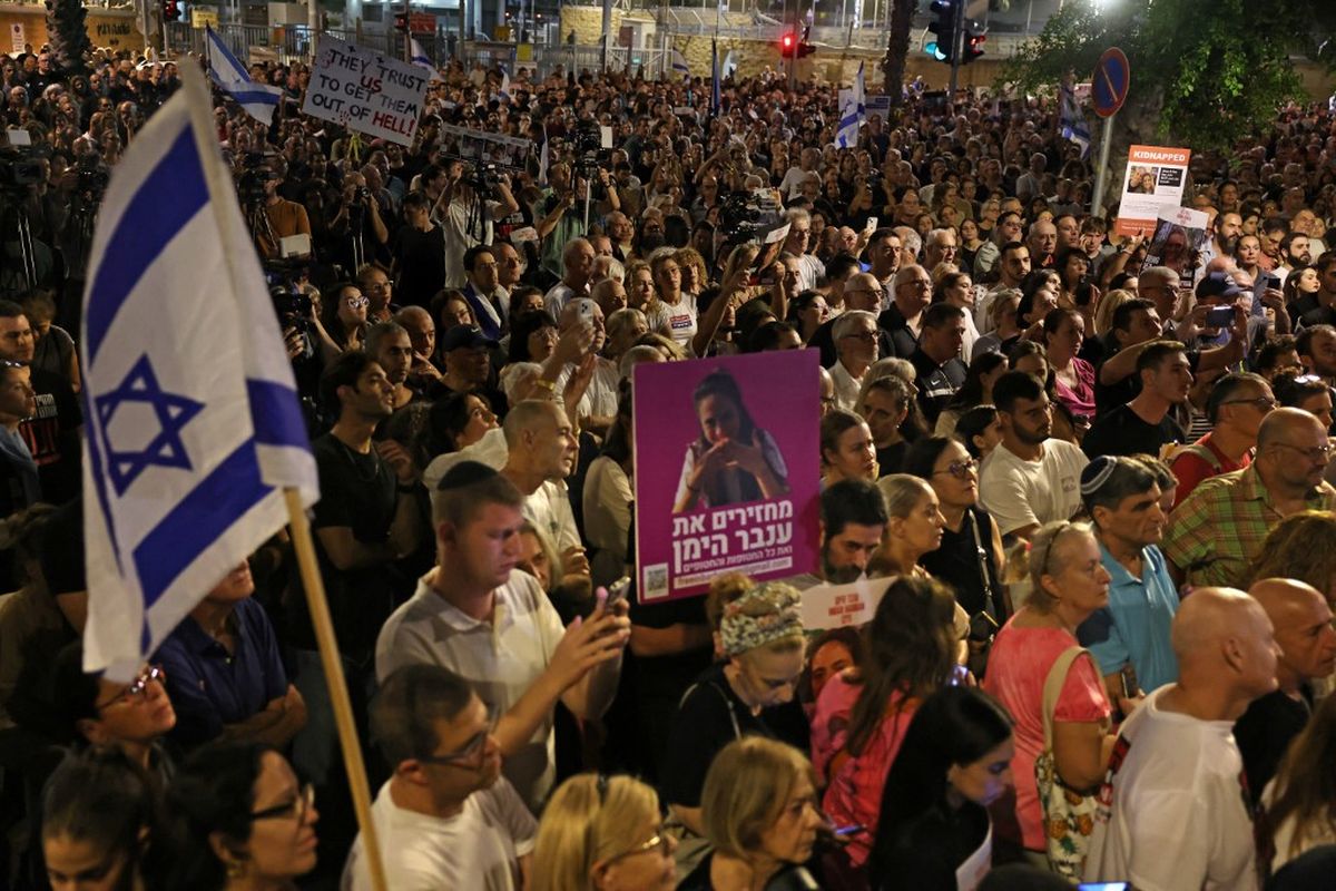 Warga Israel menghadiri rapat umum yang menyerukan pembebasan para sandera yang diculik oleh militan Palestina selama serangan 7 Oktober dan saat ini ditahan di Jalur Gaza, di Tel Aviv pada tanggal 4 November 2023. Israel mengatakan setidaknya 242 sandera diculik oleh militan Hamas yang melancarkan serangan ke Gaza hampir sebulan yang lalu, menewaskan 1.400 orang -sebagian besar warga sipil- dalam serangan paling mematikan di negara tersebut sejak didirikan pada tahun 1948. 