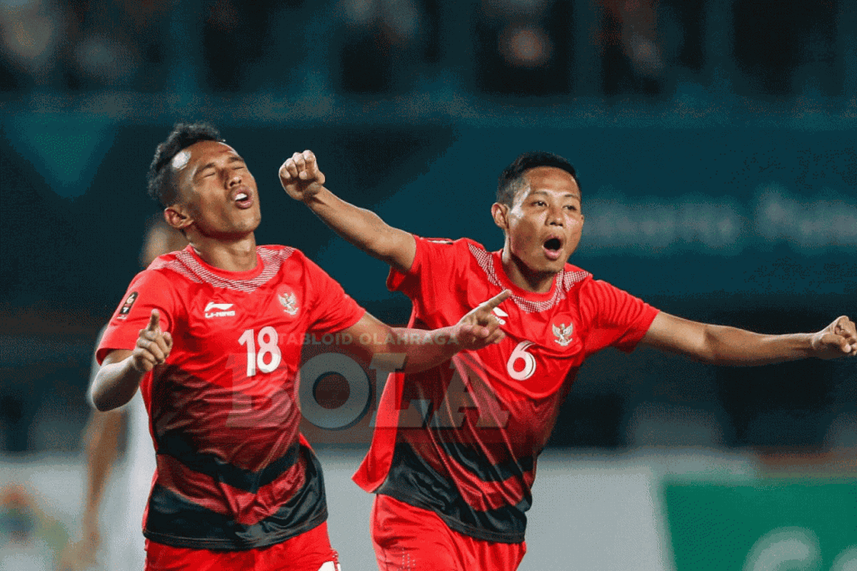Irfan Jaya dan Evan Dimas merayakan gol Timnas U-23 Indonesia ke gawang Hong Kong pada pertandingan di Stadion Patriot, 20 Agustus 2018.