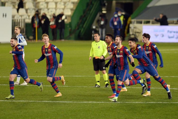 Para pemain Barcelona merayakan kemenangan mereka atas Real Sociedad pada semifinal Piala Super Spanyol di Stadion Nuevo Arcangel, Kamis (14/1/2021) dini hari WIB. 