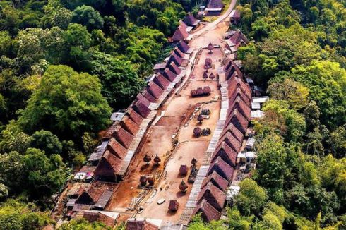 Rumah Adat Megalitik di Desa Wisata Tiworiwu, NTT