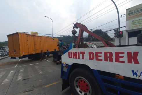 Rem Blong Usai Bayar Tol di Bawen, Truk Terguling di Jalan Solo-Semarang