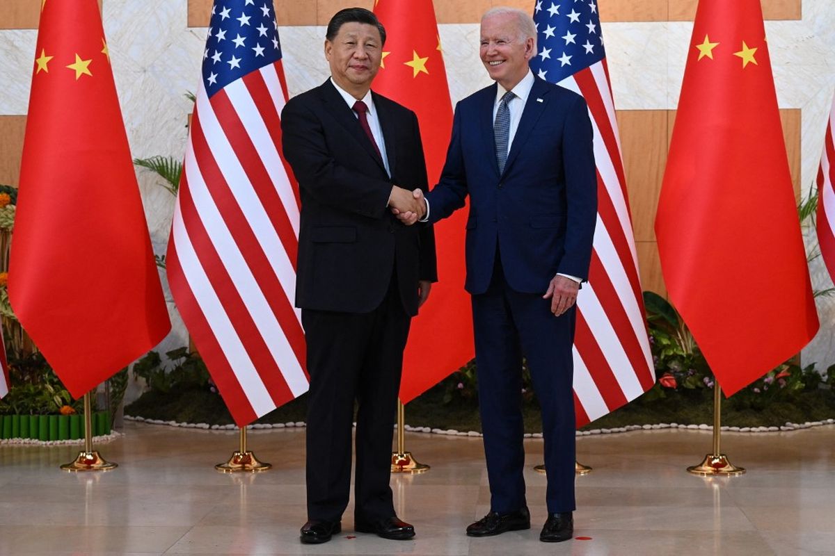 Presiden Amerika Serikat Joe Biden (kanan) bertemu dengan Presiden China Xi Jinping (kiri) menjelang Konferensi Tingkat Tinggi (KTT) G20 di Nusa Dua, Bali, pada Senin (14/11/2022).