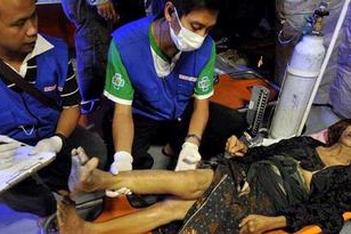 Petugas medis Rumah Sakit Lapangan Dr Moewardi di pos pengungsian Desa Keputran, Kecamatan Kemalang, Klaten, Jawa Tengah, merawat warga Desa Sidorejo yang terluka setelah terjadi letusan Gunung Merapi, Rabu (3/11/2010). Sedikitnya 40 warga dirawat jalan akibat sesak nafas setelah menghirup debu vulkanik dan dua orang harus dirujuk ke rumah sakit di Klaten karena menderita patah tulang setelah terjatuh saat terjadi kepanikan warga karena letusan.   