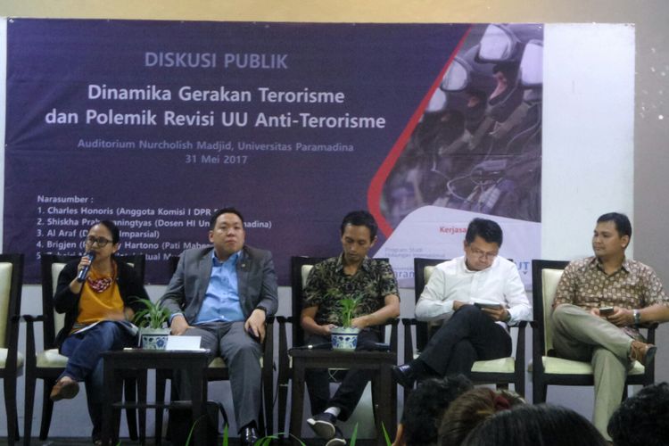 Dosen Universitas Paramadina Shiskha Prabawaningtyas, Anggota Komisi I DPR RI Charles Honoris, Direktur Imparsial Al Araf dan Tokoh Muda NU Zuhairi Misrawi dalam diskusi bertajuk Dinamika Gerakan Terorisme dan Polemik Revisi UU Anti-Terorisme, di Auditorium Nurkholis Madjid, Universitas Paramadina, Jakarta, Rabu (31/5/2017).