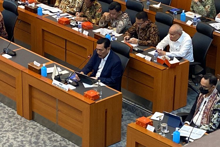 Menko Marves Luhut Binsar Pandjaitan rapat bersama Banggar DPR, Senayan, Jakarta, Rabu (5/6/2024). 
