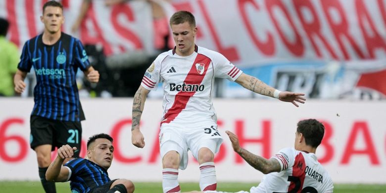 Franco Mastantuono (tengah) diadang oleh Lautaro Martinez (kiri) dalam pertandingan sepak bola Piala Dunia Antarklub 2025 Grup E antara Inter vs River Plate dari Argentina di Stadion Lumen Field di Seattle pada 25 Juni 2025. (Foto oleh JUAN MABROMATA / AFP)