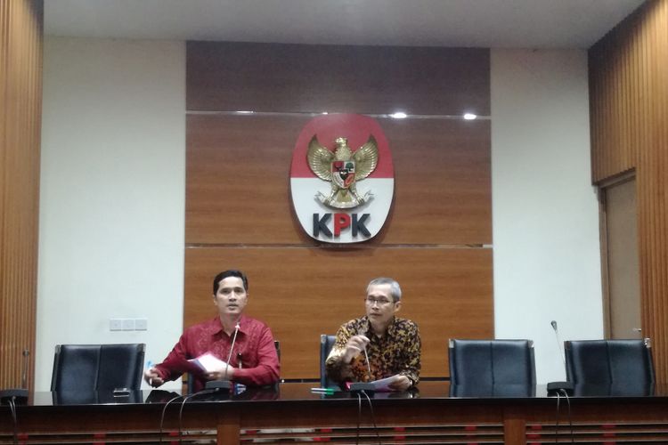 Juru Bicara KPK Febri Diansyah dan Wakil Ketua KPK Alexander Marwata dalam konferensi pers di Gedung KPK, Jakarta, Senin (10/12/2018)