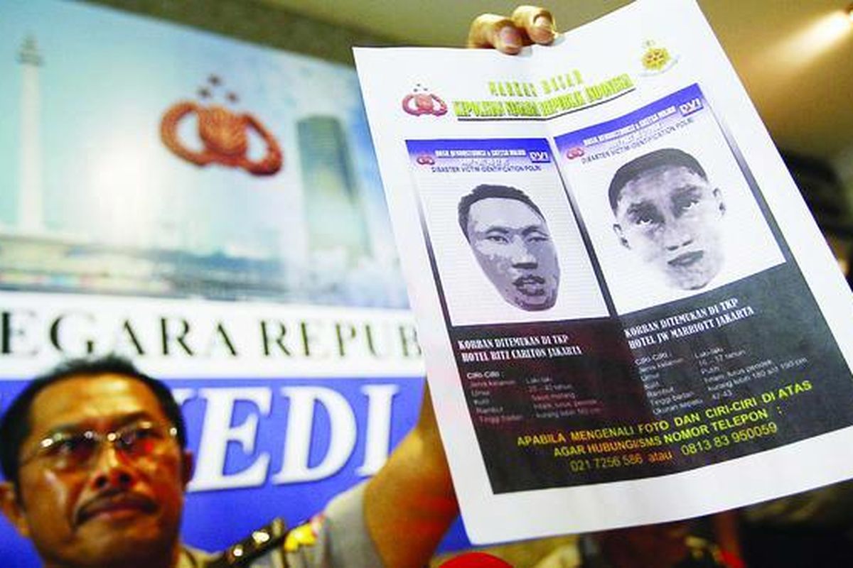 Kepala Divisi Humas Mabes Polri Irjen Nanan Soekarna menunjukkan rekaan gambar wajah korban yang diduga kuat sebagai pelaku peledakan bom di Hotel Ritz-Carlton dan JW Marriott, Mega Kuningan, Jakarta Selatan, saat memberikan keterangan kepada wartawan di Jakarta Media Crisis Center, Bellagio Mall, Jakarta, Rabu (22/7). 