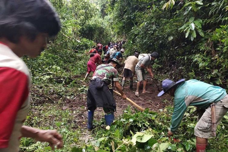 Pada Senin (2/5/2022) hingga Jumat (6/5/2022) lalu, masyarakat Desa sekecamatan Rampi bergotong royong memperbaiki jalan yang menghubungkan Kecamatan Rampi Kabupaten Luwu Utara dengan Kecamatan Lore (Bada) Kabupaten Poso, Sulawesi Tengah sepanjang 36 kilometer.