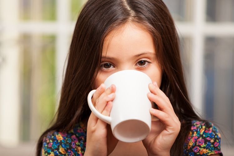 Minum minuman yang hangat, seperti teh, adalah salah satu obat panas dalam anak yang bisa dicoba.