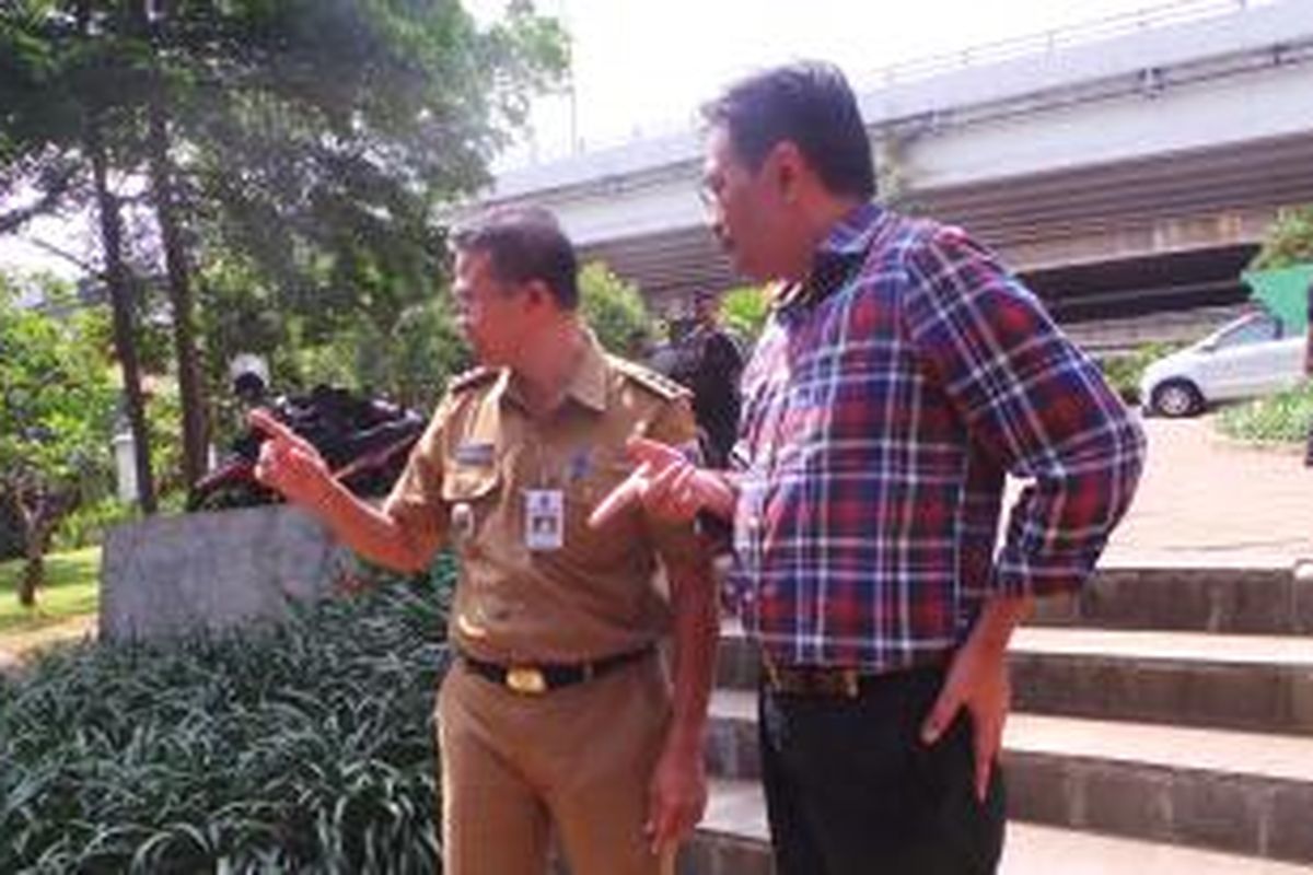 Calon Wakil Gubernur DKI Djarot Saiful Hidayat dan Camat Pasar Minggu Amin Haji di Taman Tanjung, Pasar Minggu, Jakarta Selatan. Selasa (16/12/2014).