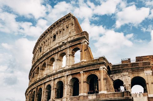 Pemerintah Italia Buru Turis yang Ukir Nama Diri dan Pacar di Dinding Colosseum