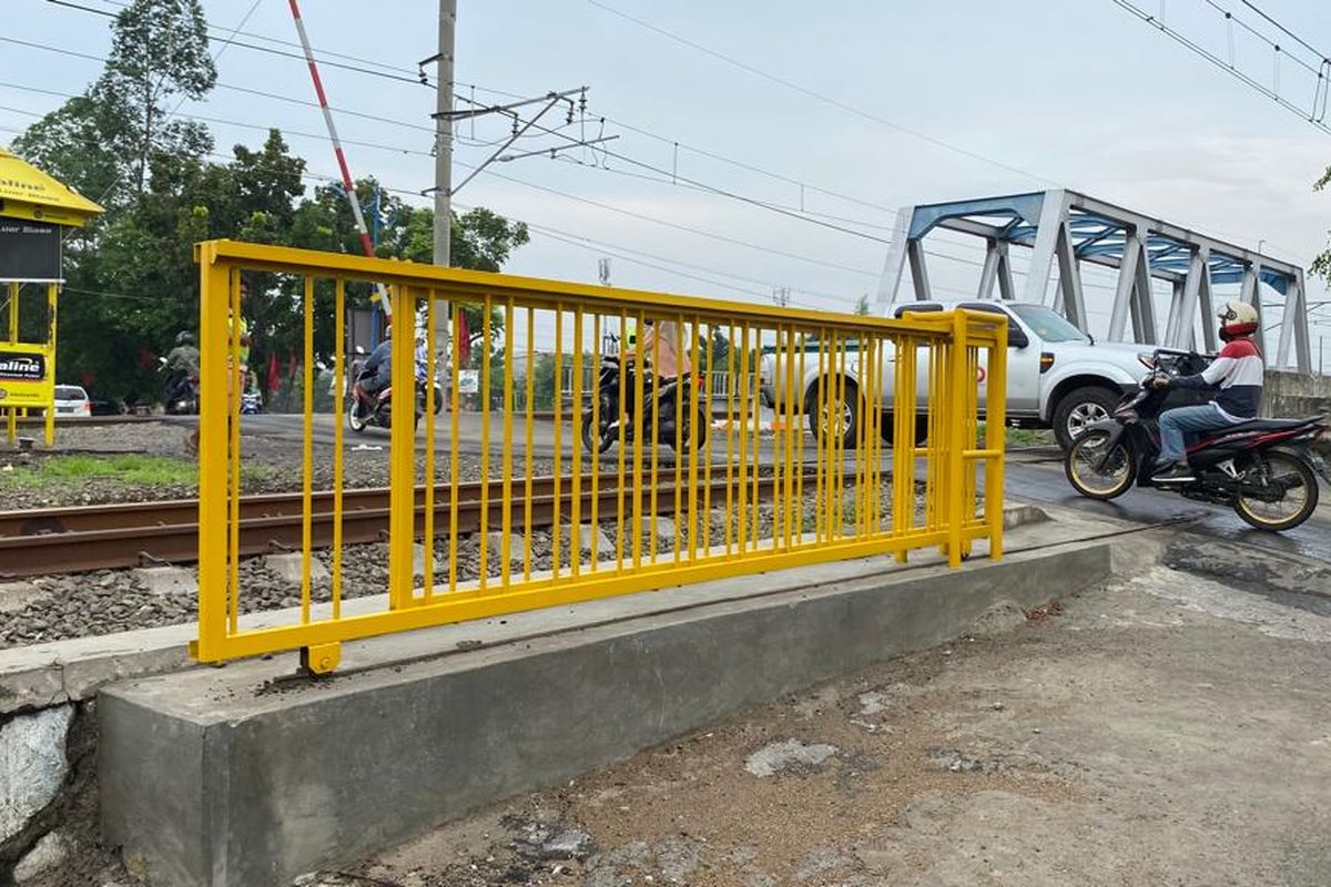Pagar dibangun warga untuk menghalau kendaraan ketika kereta melintas di kawasan Rawa Buaya, Cengkareng, Jakarta Barat, Kamis (30/11/2023). 