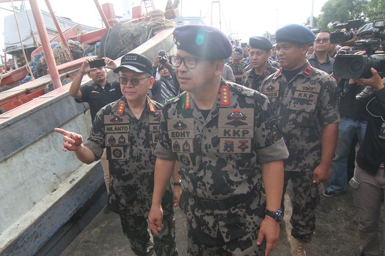 Menteri Kelautan dan Perikanan Edhy Prabowo (kedua kanan) meninjau kapal pencuri ikan berbendera Vietnam di Stasiun Pengawasan Sumber Daya Kelautan dan Perikanan (PSDKP) Pontianak di Sungai Rengas, Kabupaten Kubu Raya, Kalimantan Barat, Kamis (9/1/2020). Menteri Kelautan dan Perikanan Edhy Prabowo menyatakan tiga kapal pengawas Kementerian Kelautan dan Perikanan yaitu KP Orca 3, KP Hiu Macan 01 dan KP Hiu 011 berhasil menangkap tiga kapal pencuri ikan berbendera Vietnam beserta 36 ABK di Laut Natuna Utara pada Senin (30/12/2019).  ANTARA FOTO/Jessica Helena Wuysang/aww.