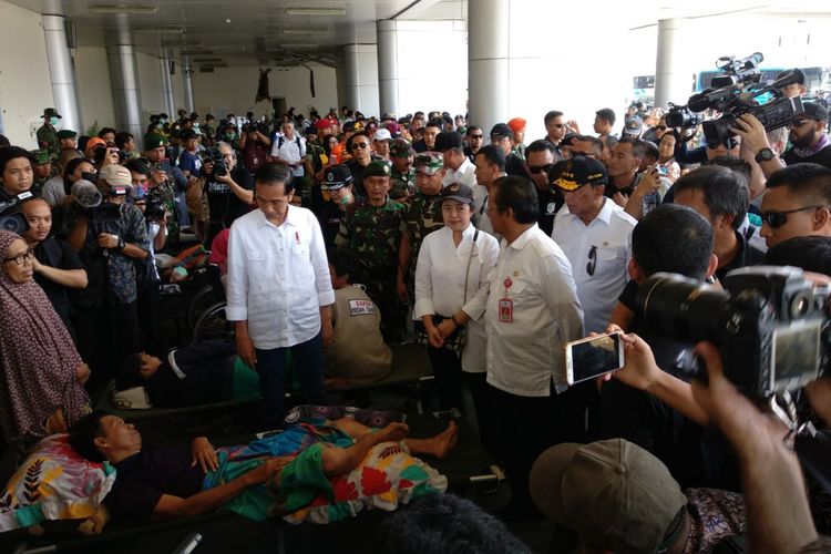 Presiden Jokowi bersama Menko PMK Puan Maharani mengunjungi korban gempa dan tsunami yang mengungsi sekaligus dirawat di rumah sakit darurat di Bandara Mutiara Sis Al-Jufri, Kota Palu, Rabu (3/10/2018).