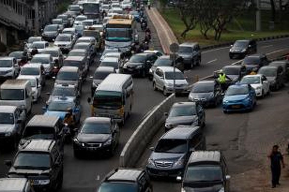 Kemacetan kendaraan yang melintas di Jalan Gatot Subroto, Semanggi, Jakarta Pusat, Jumat (7/3). Kemacetan yang terjadi hampir setiap hari di lokasi tersebut disebabkan karena kendaraan yang masuk dan keluar mall serta kendaraan yang masuk pintu tol Semanggi. Kompas/Lucky Pransiska (UKI)