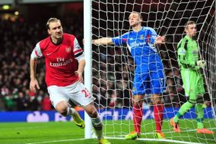 Penyerang Arsenal Nicklas Bendtner merayakan golnya ke gawang Hull City, pada pertandingan Premier League, di Emirates Stadium, Rabu (4/12/2013).