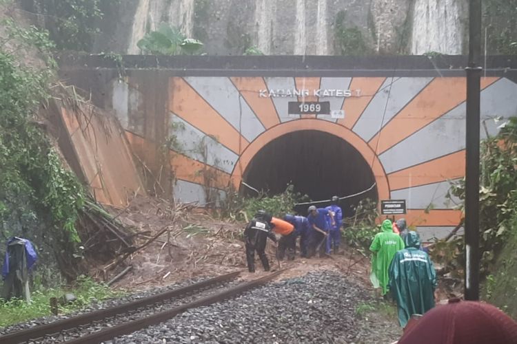 Jalur kereta api di Kabupaten Malang, Jawa Timur, tertimbun longsor, Selasa (18/10/2022)