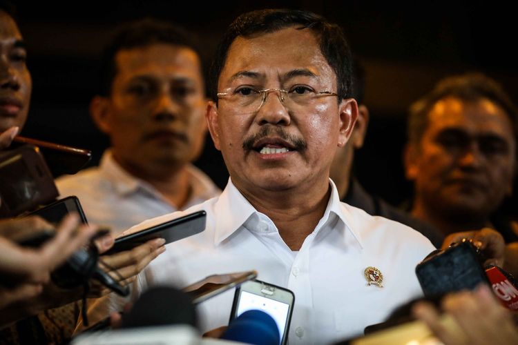 Health Minister Terawan Agus Putranto speaks to journalists at Halim Perdana Kusuma Airport in Jakarta on Saturday, February 15, 2020. 